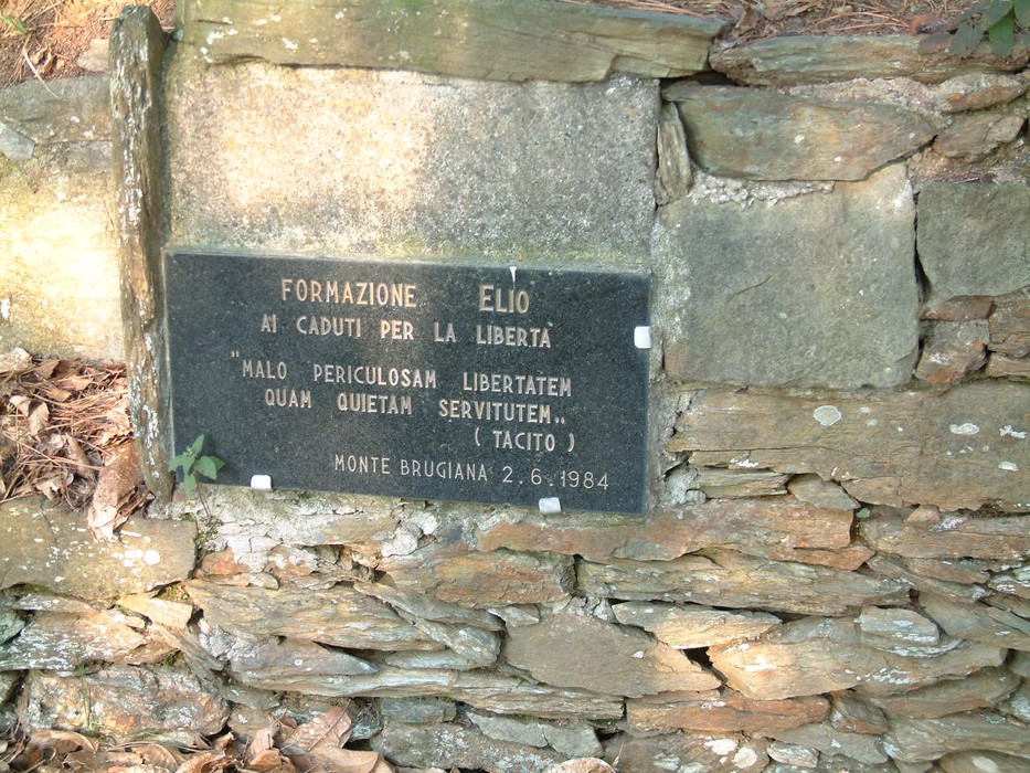 Targa commemorativa nel Parco della Resistenza del Monte Brugiana, dedicata ai caduti per la libertà.
