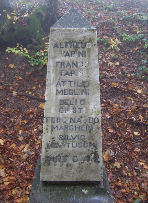 Cippo commemorativo al Pian delle Fontanelle, immerso nella natura, ricorda figure significative locali.