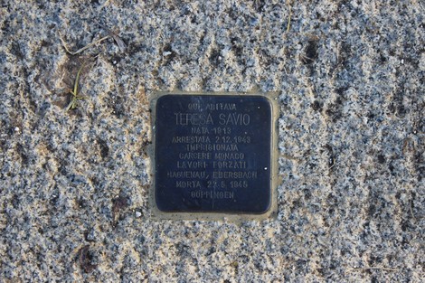 Pietra d'inciampo dedicata a Teresa Savio, ricordando la sua vita e persecuzione durante la Seconda Guerra Mondiale.