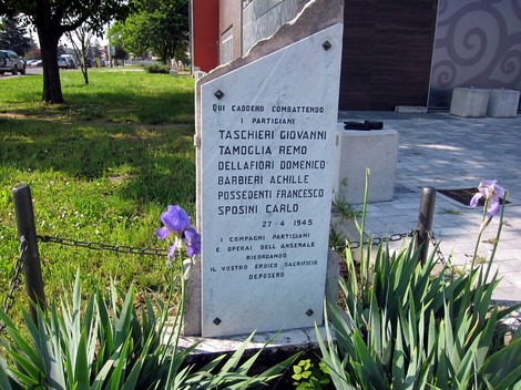 Cippo commemorativo per i partigiani caduti a Taschieri, con nomi e data del sacrificio.