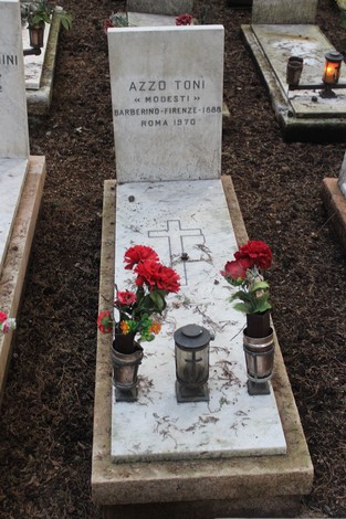 Tombe perpetue decorate con fiori rossi, dedicate ai caduti per la Libertà in un cimitero.