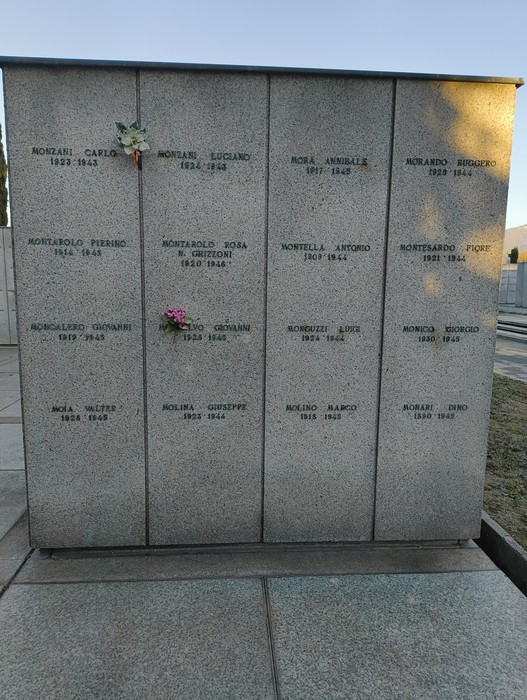 Monumento commemorativo con nomi incisi, dedicato alla memoria dei caduti, situato nel Campo della Gloria.