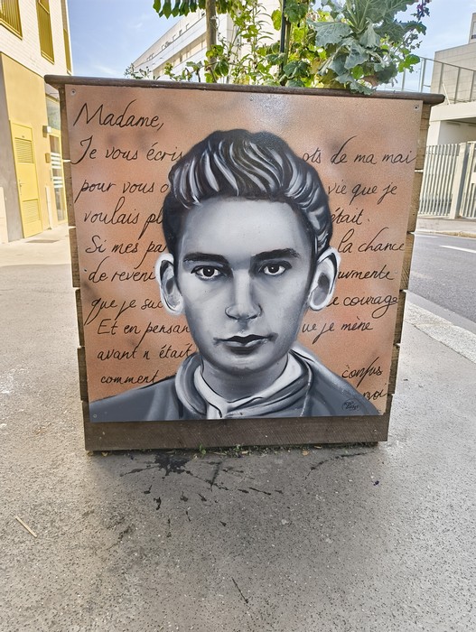 Murale commemorativo del Gruppo Manouchian, simbolo di resistenza e lotta contro il fascismo.