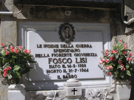 Sepolcro di Fosco Lisi, commemorativo di un giovane morto durante la guerra, con decorazioni floreali.