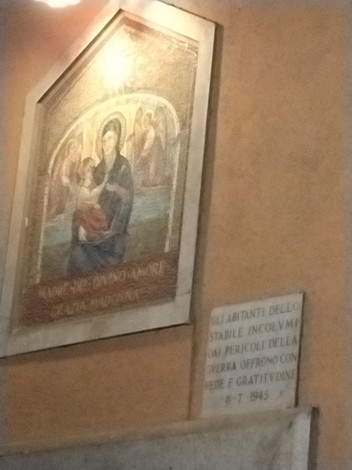 Ex-voto raffigurante la Madonna con Gesù, simbolo di protezione e gratitudine per scampato pericolo.