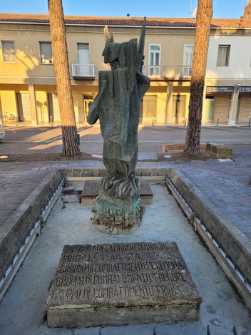 Monumento alla Resistenza, dedicato ai gruppi di combattimento durante la lotta per la libertà.