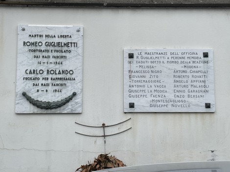 Lapide commemorativa a Guglielmetti e Rolando, martiri della libertà, con nomi di altri caduti.