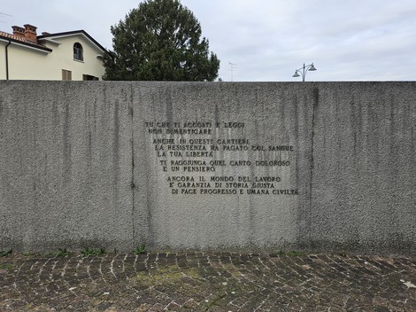 Monumento commemorativo ai cantierini caduti nella guerra di Liberazione, con messaggio di ricordo e onore.