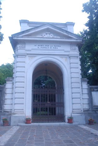 Entrata monumentale del Parco delle Rimembranze, con struttura architettonica in stile neoclassico.