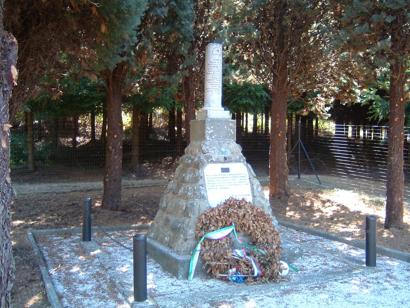 Monumento del casolare di Pian d'Albero, immerso nel verde, in onore della memoria storica.