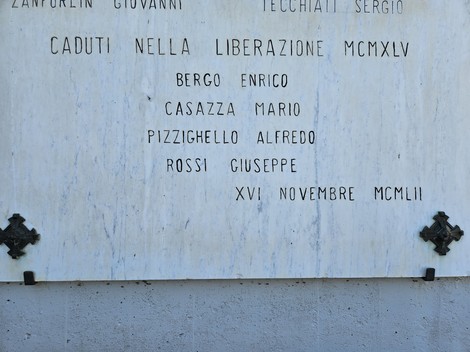 Monumento ai Caduti di Valliera con incisioni commemorative di nomi e date significative.