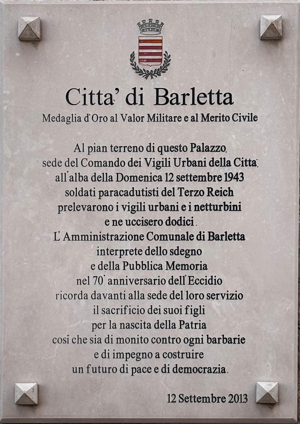 Lapide commemorativa dedicata all'ex comando dei vigili urbani di Barletta, in memoria dei caduti e del servizio civile.