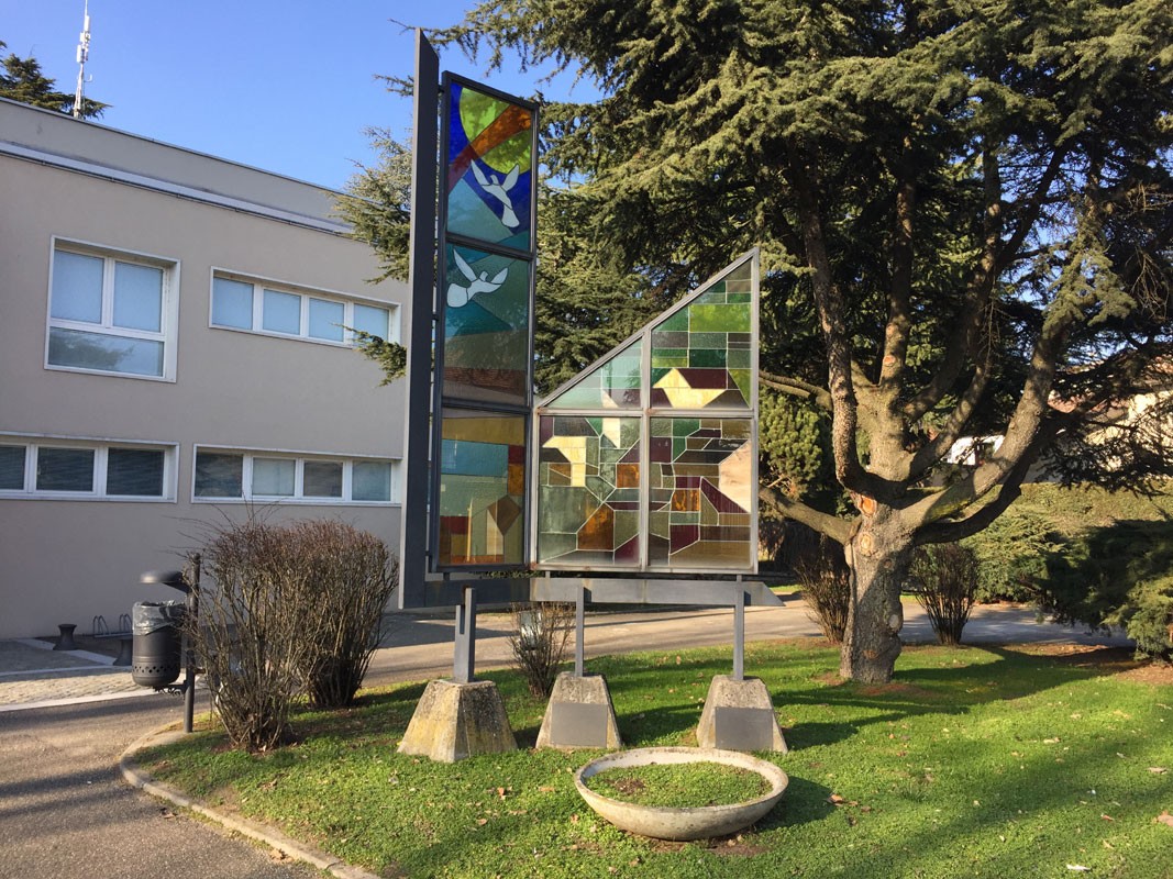 Monumento del cinquantesimo della Liberazione, un'opera artistica commemorativa immersa nel verde.