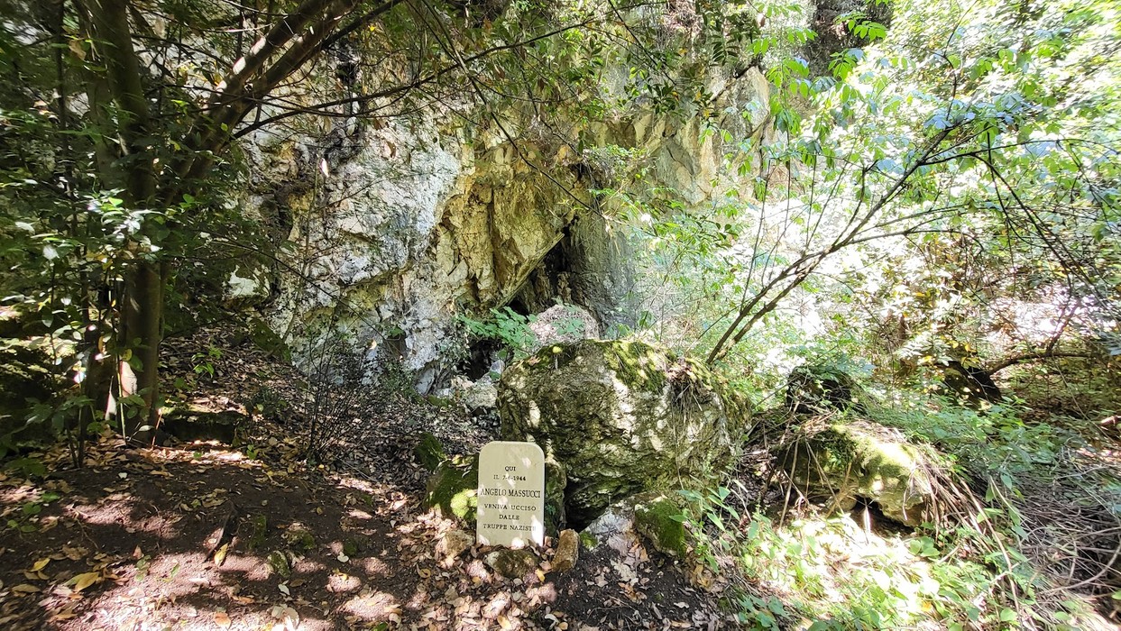 Cippo a Massucci, testimone di un significato storico immerso nella natura.