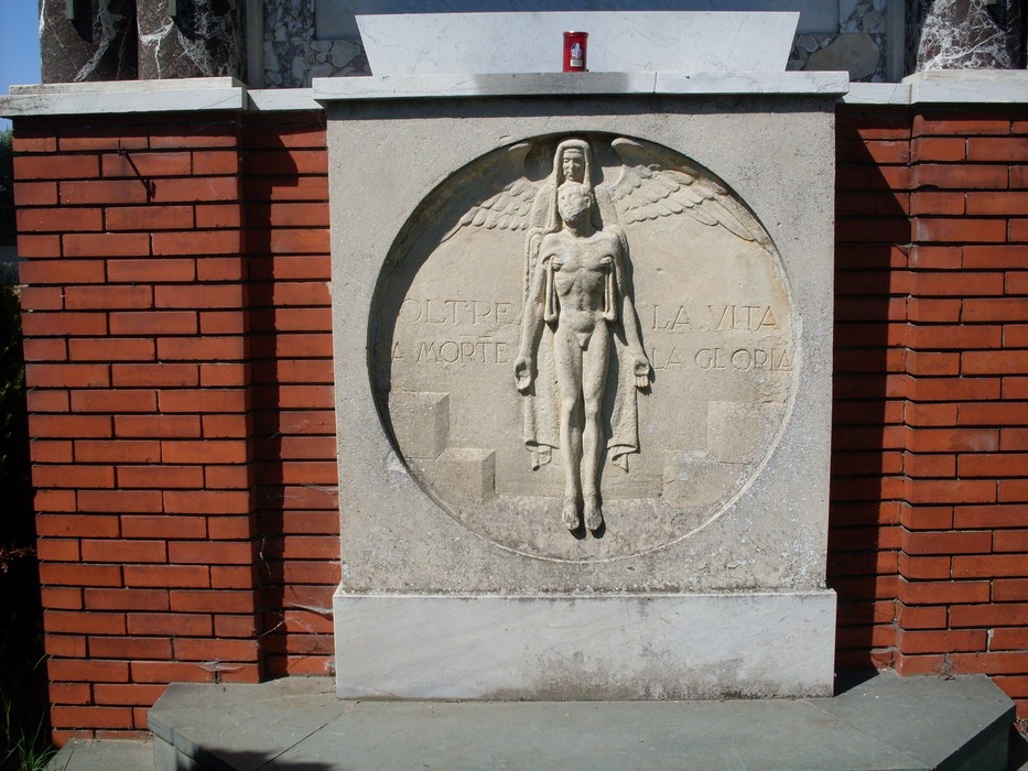 Monumento ai Caduti di Cadè: scultura commemorativa con figure emblematiche in memoria dei caduti.