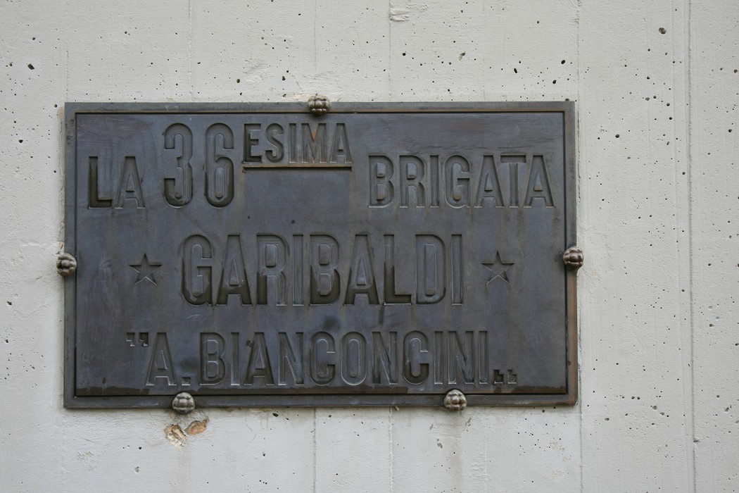 Monumento in onore della 36ª Brigata Garibaldi "Bianconcini", simbolo di resistenza e patriottismo.