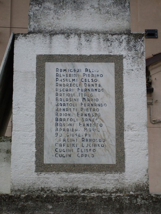 Monumento ai Caduti di Casoni, onora la memoria dei combattenti della comunità.