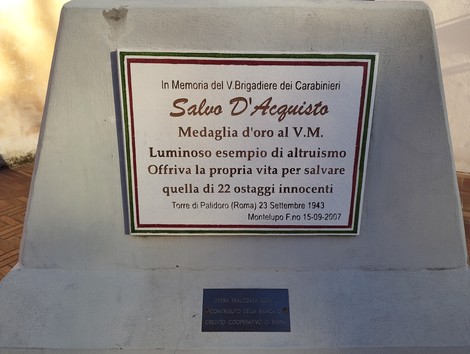 Monumento commemorativo a Salvo D'Acquisto, onore al valore e al sacrificio per salvare innocenti.