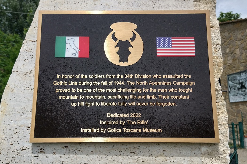 Monumento dedicato ai soldati della 34° e 85° divisione, commemorando il loro sacrificio durante la Campagna dell'Appennino.