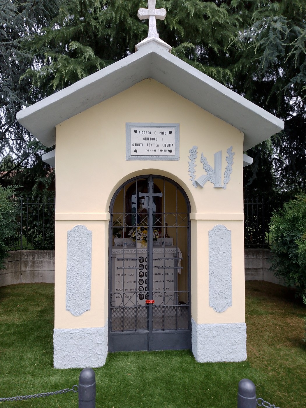 La Cappella dei martiri di Trecella, un piccolo luogo di culto con dettagli architettonici semplici e decorazioni sobrie.