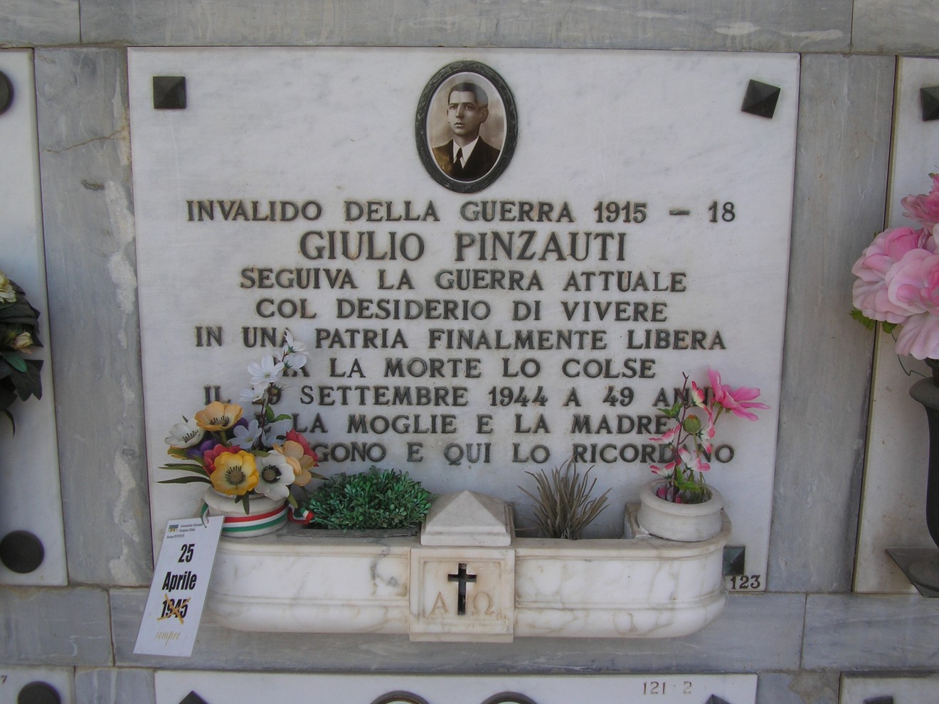 Sepolcro di Giulio Pinzauti, invalido della guerra, con dedica a un patriota deceduto nel 1944.