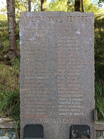 Memoriale dedicato ai caduti della Benedicta, con nomi incisi su una stele in pietra. Ambiente naturale circostante.