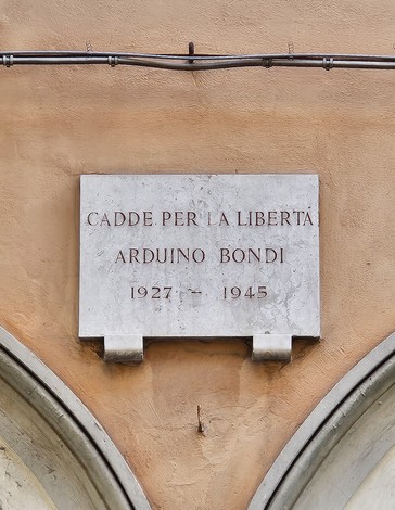 Lapide commemorativa in marmo dedicata ad Arduino Bondi, che ricorda il sacrificio per la libertà.