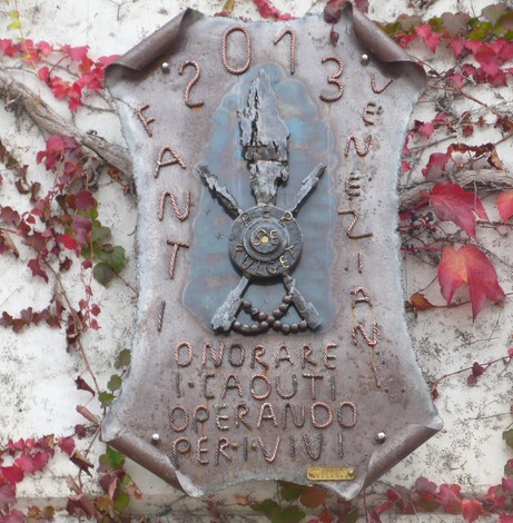 Lapidi commemorative dedicate alla Divisione Acqui in un contesto di natura e memoria storica.
