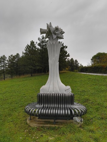 Monumento ai soldati sudafricani, scultura commemorativa immersa nel verde circostante.