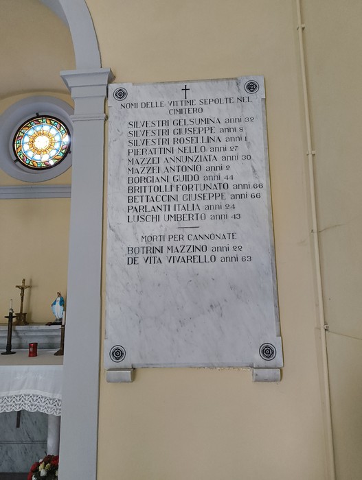 Sacrario commemorativo delle vittime dell'eccidio nel Padule di Fucecchio, con nomi incisi e omaggio alla memoria.
