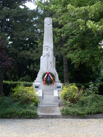 Monumento ai Caduti di Boretto, commemorazione in un contesto verde e sereno, con dettagli architettonici significativi.