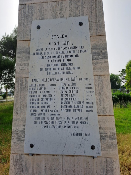 Monumento ai caduti di Scalea, commemorazione degli eroi locali delle operazioni militari 1940-1945.