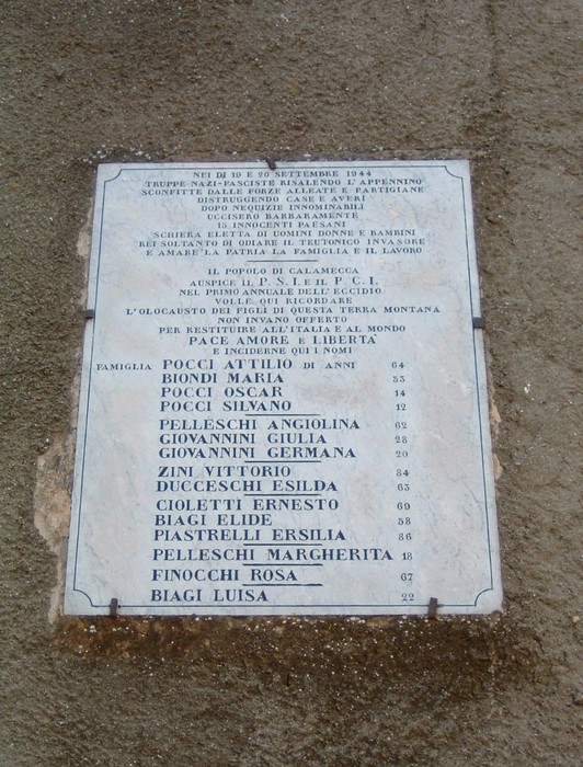 Lapide di Calamecca, commemorazione di familiari e vittime nei conflitti, simbolo di memoria storica.