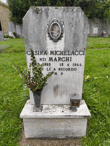 Sepolcri delle vittime dell'eccidio di Vallucciole, commemorazione di coloro che persero la vita nel 1944.