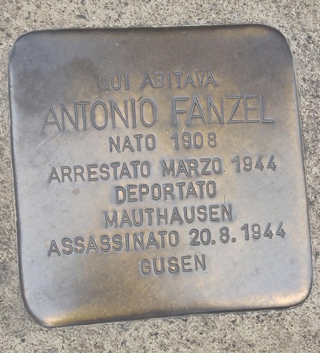 Pietra d'inciampo dedicata a Antonio Fanzel, commemorando la sua deportazione e morte nei campi di concentramento.