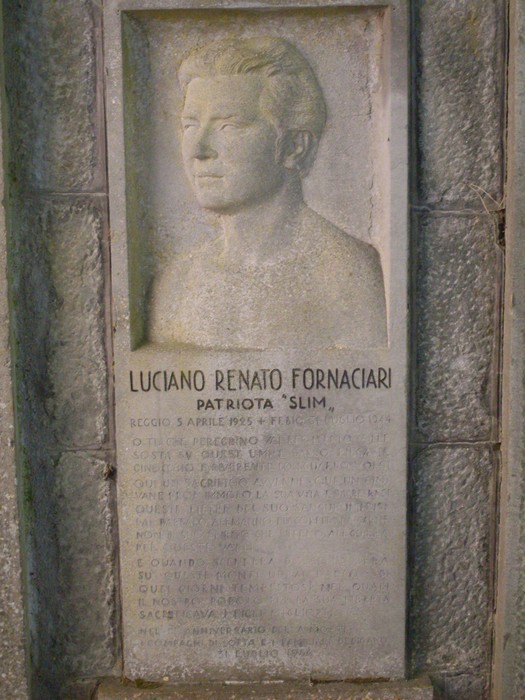Monumento a Fornaciari, dedicato al patriota Luciano Renato, con il suo ritratto e parole di commemorazione.