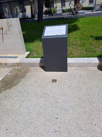 Pietra d'inciampo a Levi, un memoriale in un'area pubblica con pavimentazione in ghiaia.