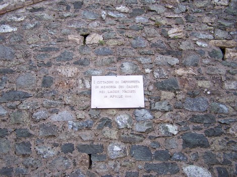 Monumenti al Parco della Rimembranza, dedicati alla memoria dei caduti nei conflitti. Riconoscimento storico.
