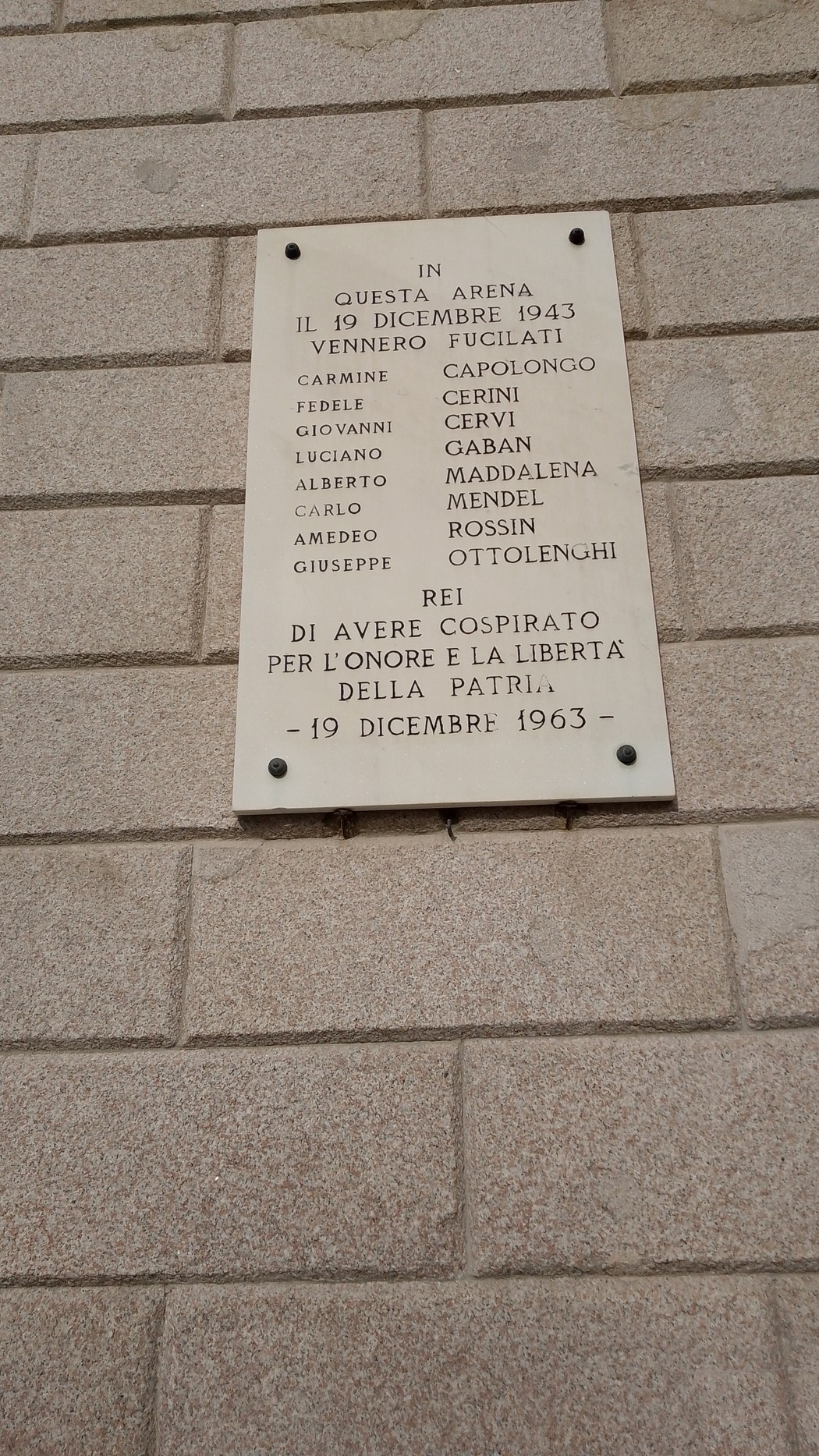 Lapide commemorativa ai martiri dell'Arena Civica, dedicata ai caduti del 19 dicembre 1943.