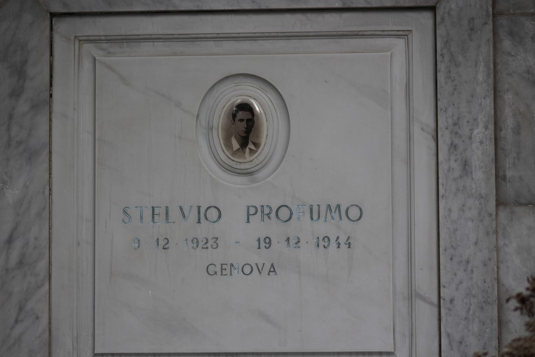 Sacrario dei partigiani di Torbella, con una targa commemorativa in marmo e una fotografia di Stelvio Profumo.