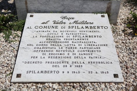 Monumento ai Caduti in memoria dei cittadini di Spilamberto, con iscrizioni commemorative su una placca di marmo.