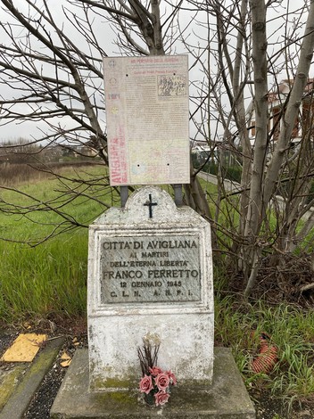 Cippo commemorativo dedicato a Franco Ferretto, martire della libertà, situato ad Avigliana.