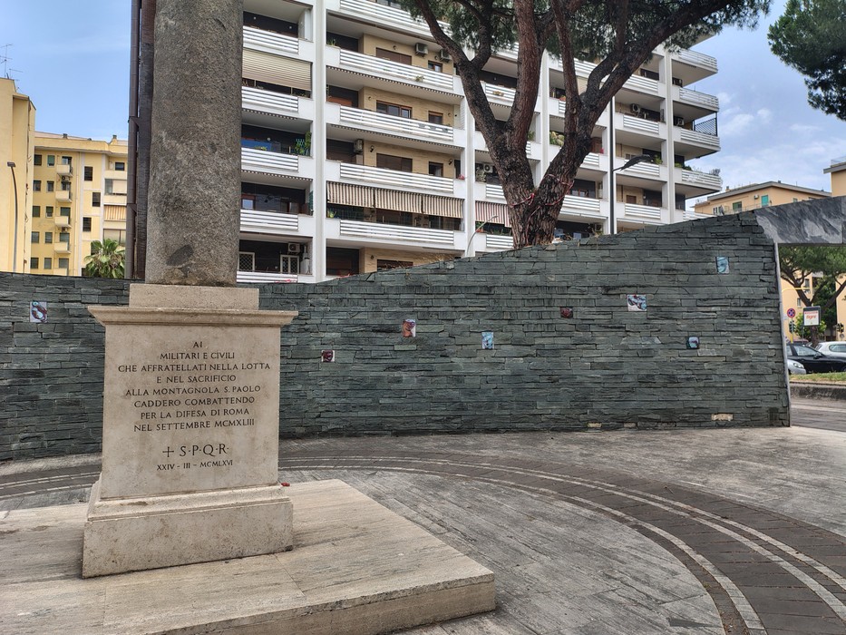 Monumento ai caduti della Montagnola, dedicato alla difesa di Roma, con elementi architettonici e verde circostante.
