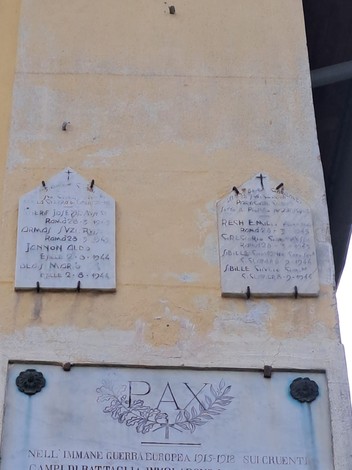 Lapidi commemorative dedicate ai caduti di Ramats, con nomi e date incisi sulla pietra.