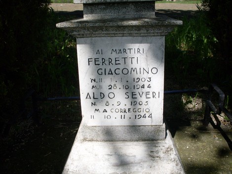 Cippo commemorativo in onore dei martiri Ferretti e Severi, con incisioni e date significative.