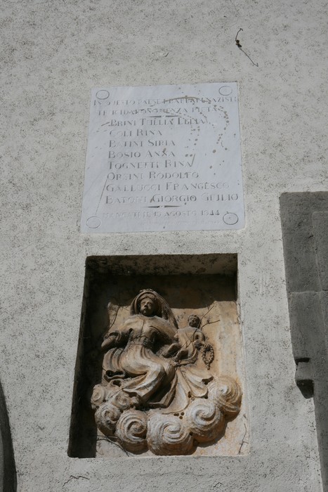 Lapide di San Giovanni della Vena con ornamenti scolpiti e incisioni storiche, esempio di arte rinascimentale.