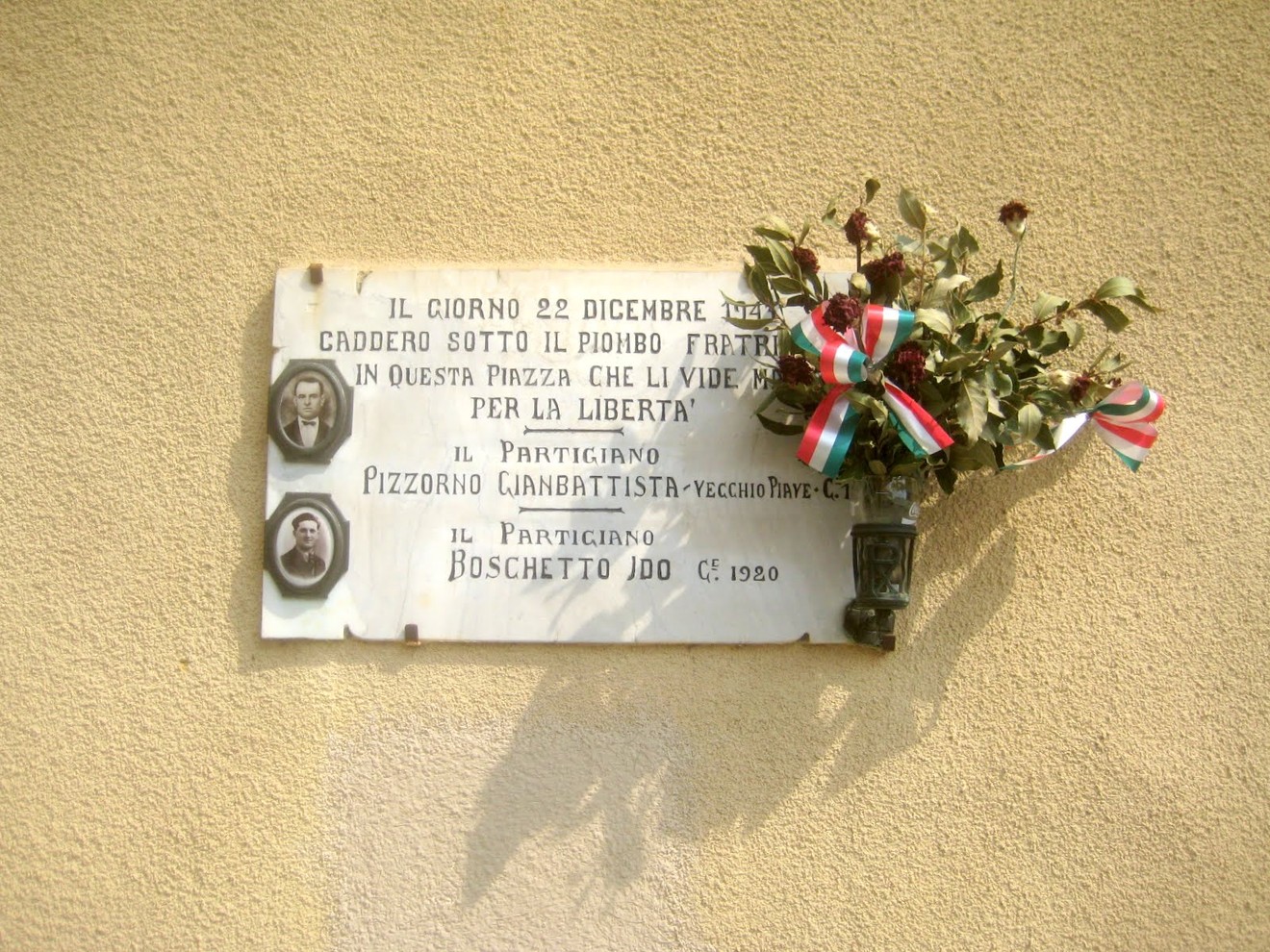 Lapide commemorativa per Pizzorno e Boschetto, dedicata ai partigiani caduti per la libertà.