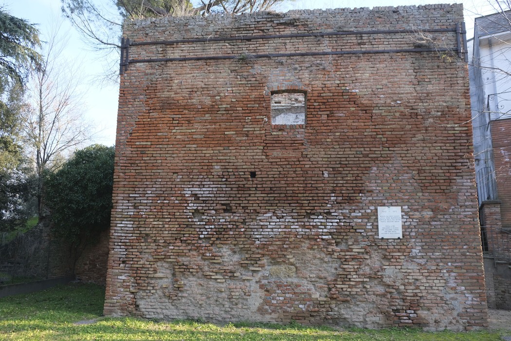 Lapide della Torre manfrediana, evidenzia i mattoni e l'usura del tempo su un muro storico.
