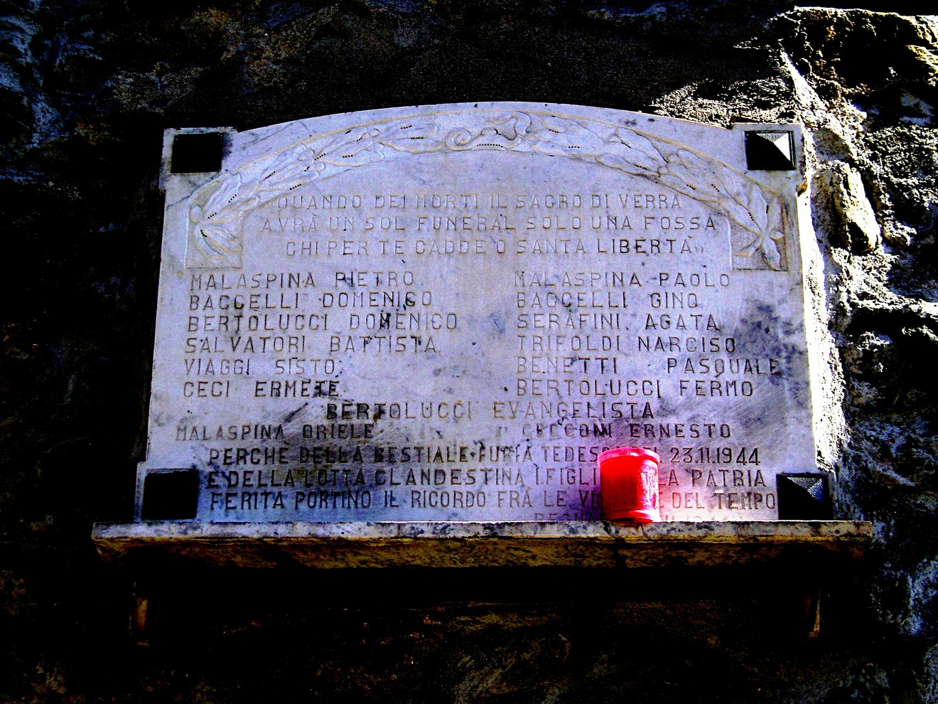 Lapide commemorativa della strage di Regnano, dedicata alle vittime e alla loro memoria.