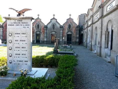 Monumento dedicato ai caduti per la libertà a Pinarolo Po, con un'atmosfera di rispetto e memoria.